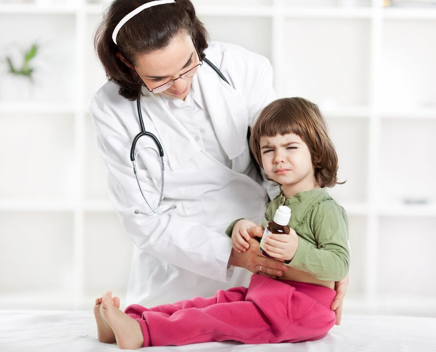 ārsts pārbauda bērnam tārpu simptomus