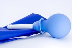 tīrīšanas klizma parazītu izvadīšanai no organisma